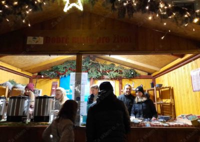 Prodej punče na vánočních trzích v Olomouci